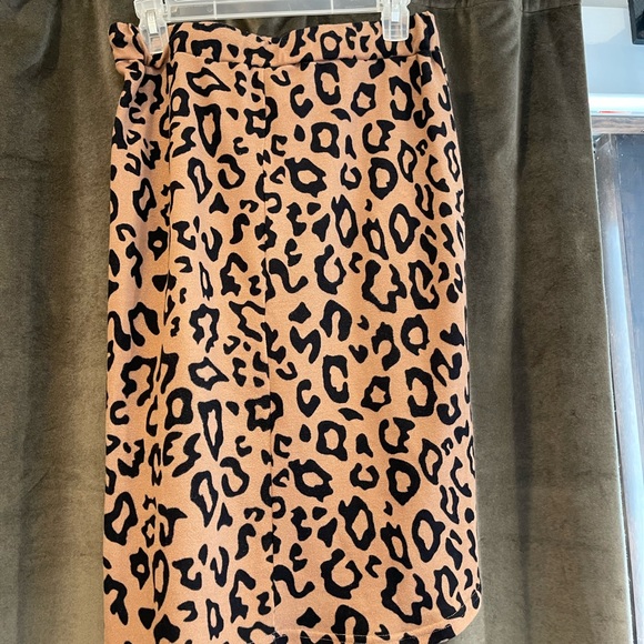 Leopard print midi skirt. - Picture 2 of 3